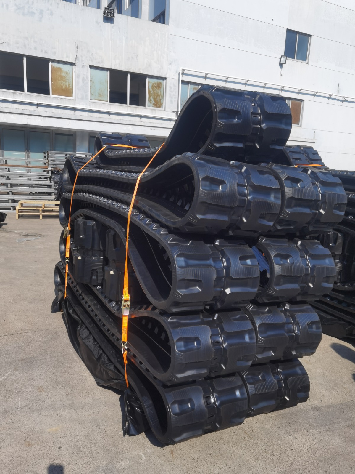 Гусеница резиновая JCB 23235100