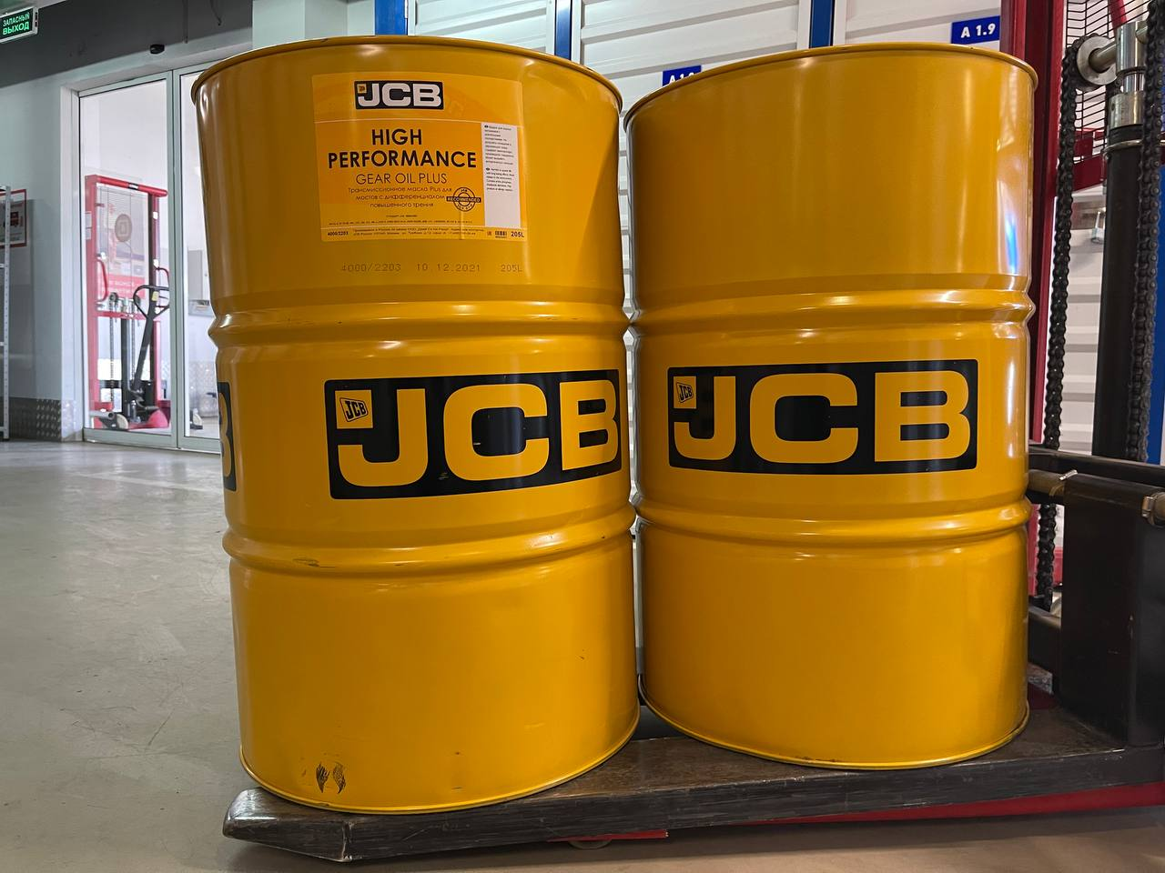 Jcb масло в мосты. Гидравлическое масло JCB hp32. Гидравлическое масло на JCB 3cx. Масло гидравлическое 32 JCB. Масло трансмиссионное для JCB 3cx.